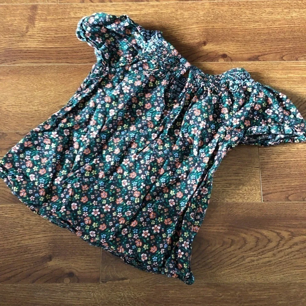 Old Navy floral blouse in size S (6-7)